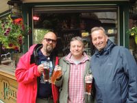 8 Besuch von FIEGE-Fans aus Bochum bei H&Ouml;VELS Brauereif&uuml;hrer Gerd Quadt(Mitte).